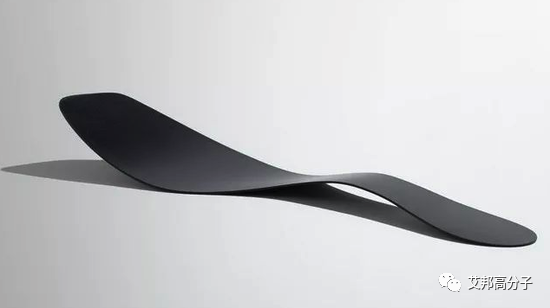 阿迪达斯最新长距离跑鞋：两层复合中底“夹心”5根碳纤维支撑条