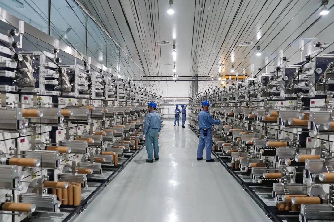 上海石化碳纤维成功应用于临港T2线氢动力电车