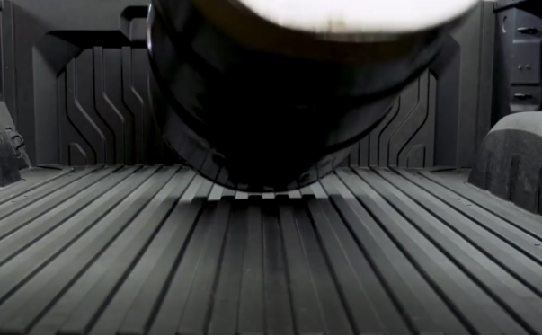 一体成型碳纤维复合材料（CFRP）皮卡车货箱的创新性和耐用性